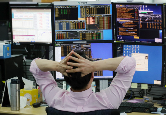 맙소사      (서울=연합뉴스) 홍해인 기자 = 13일 서울 을지로 하나은행 본점 딜링룸에서 한 외환딜러가 모니터 화면을 바라보며 생각에 잠겨 있다.         이날 국내 증시의 주가가 폭락하면서 코스닥시장에 이어 유가증권시장에서도 서킷브레이커가 발동됐다. 한국거래소는 이날 오전 10시 43분 코스피 종합주가지수가 전일 종가 대비 8% 이상 하락한 상태가 1분간 지속하면서 이후 20분간 유가증권시장의 매매 거래를 중단한다고 밝혔다.       발동 당시 코스피는 전 거래일 대비 149.40포인트(8.14%) 내린 1,684.93을 가리켰다. 유가증권시장에서 서킷브레이커가 발동된 것은 미국에서 9·11테러가 발발한 직후 거래일인 2001년 9월 12일 이후 18년 6개월 만에 처음이다. 2020.3.13      hihong@yna.co.kr  (끝)